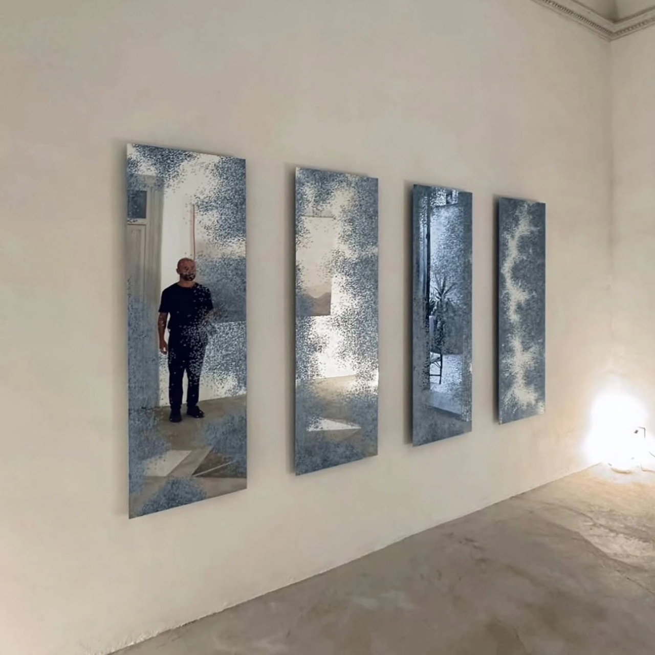 Foto di Ernesto Mistretta riflesso in una sua opera